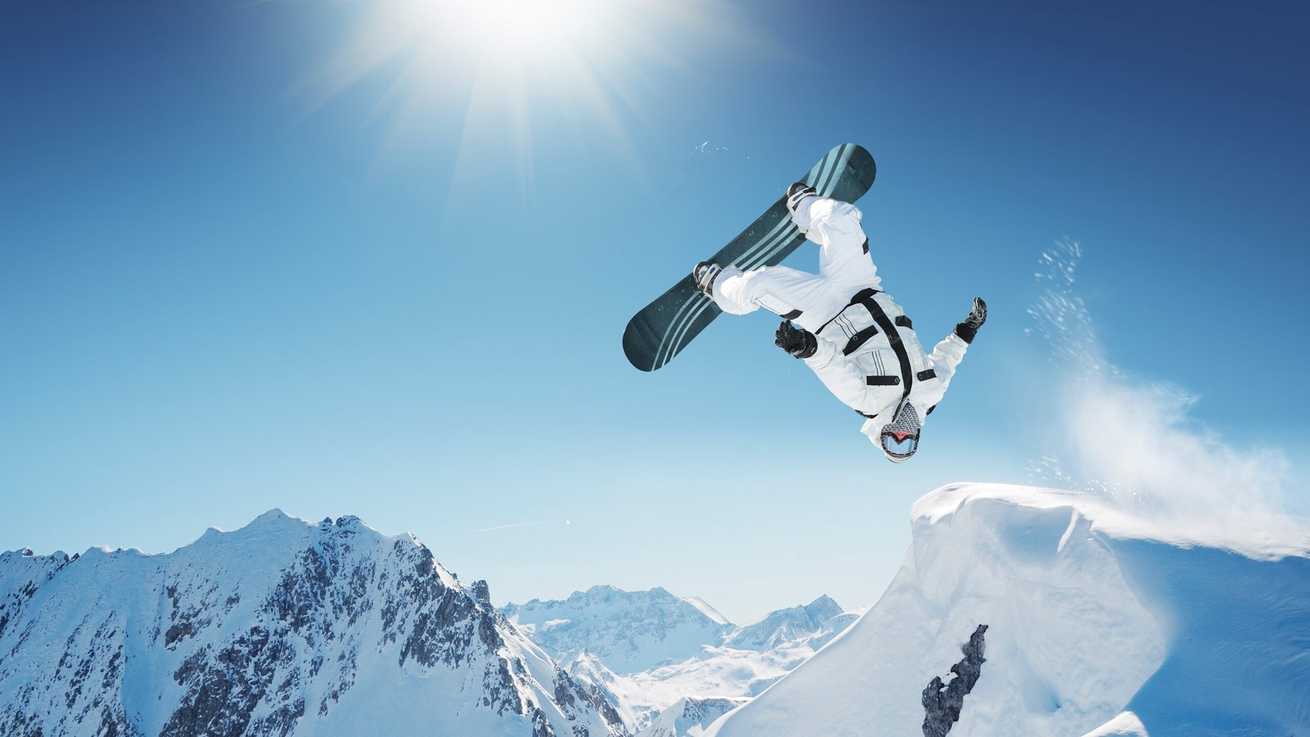 开云体育全站-多名运动员参与学校公益活动传递体育精神影响青少年，运动员接受捐赠